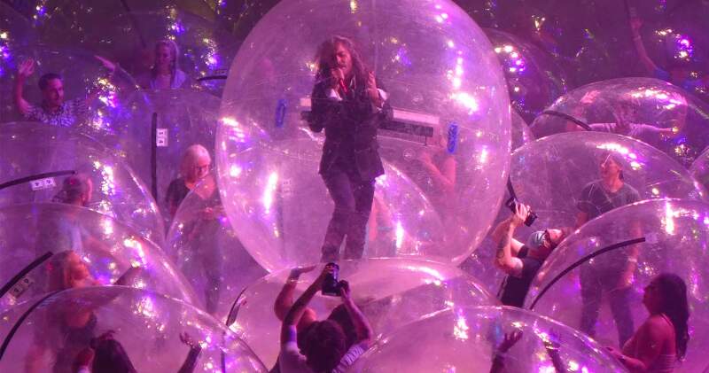 The Flaming Lips y un concierto con burbujas gigantes