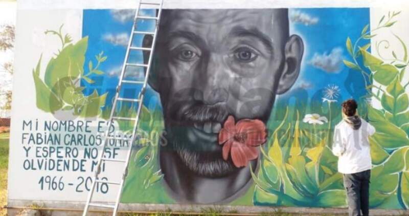 El municipio tapó el mural en la Unidad Sanitaria de Santa Clara en homenaje a Fabián Tomasi, víctima de la producción del agronegocio sin aviso previo. 